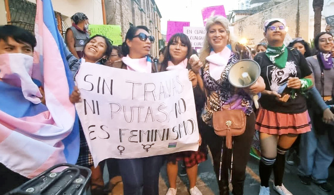 Comunidad reunida durante una actividad publica