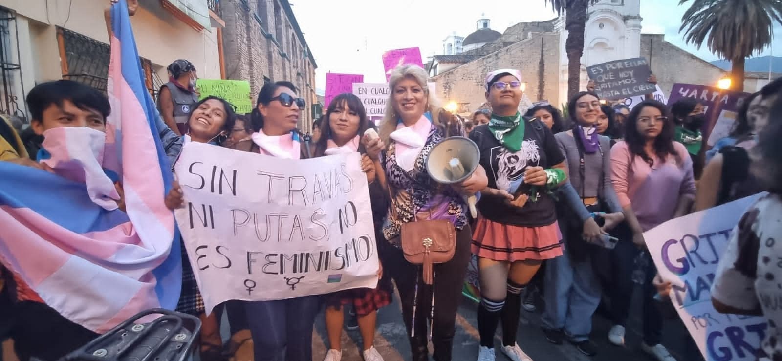 Participacion en marcha del Movimiento Trans Feminista Bolivia